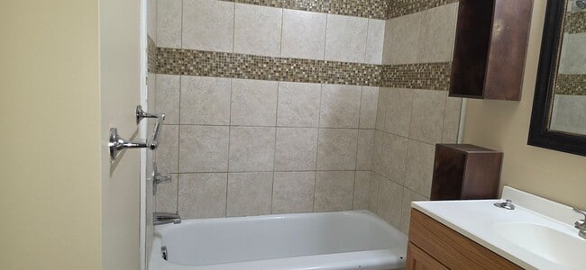 Building Photo - 3 Bedroom 1 Bathroom Home for $1095! 2 Car Garage!