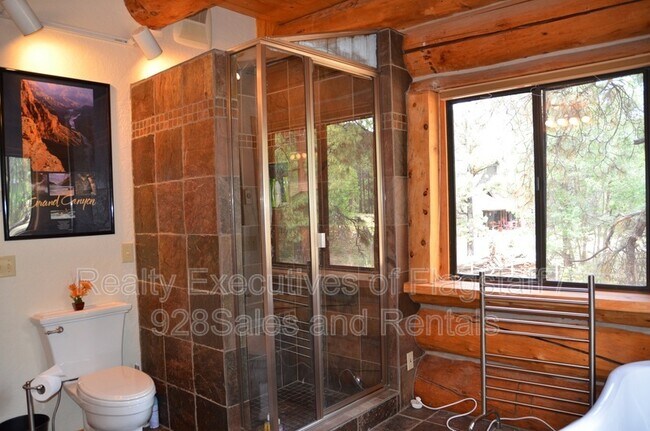 Building Photo - 1500 E Iris Trail