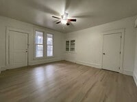 Building Photo - 517 W Maple Ave