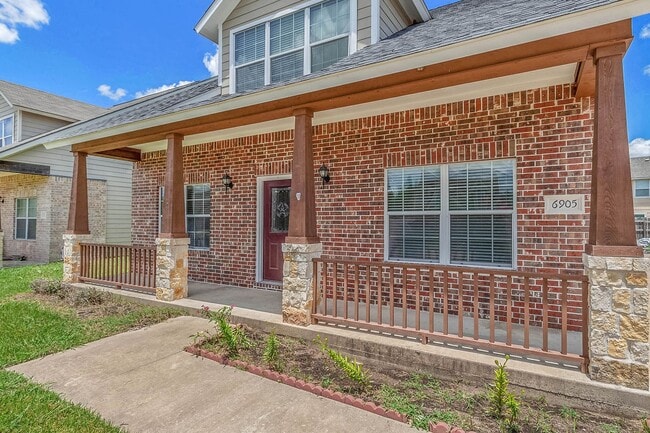 Building Photo - Available August 2026! 4 Bed, 3 Bath in Ho...