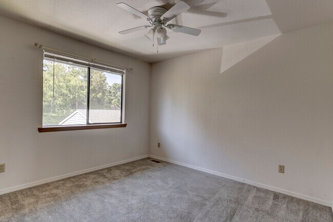Building Photo - 3 Bedroom 2.5 Bath Waterview Townhome