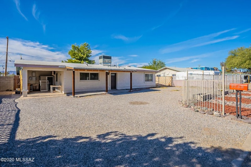 Primary Photo - 3233 N El Tovar Ave