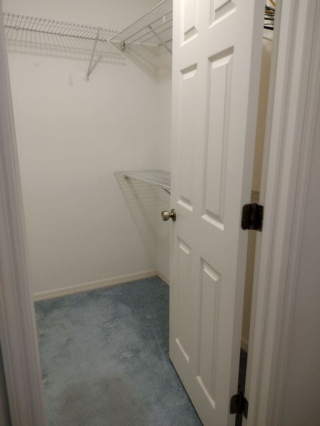 Building Photo - 3 Br. 2 Ba. condo with garage
