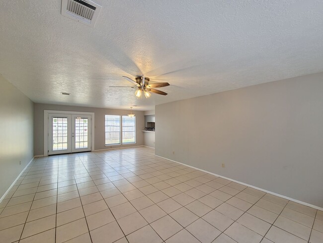 Building Photo - Three bedroom 2 full bath duplex style hom...