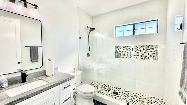 Building Photo - Beautifully Remodeled Top to Bottom, Detac...