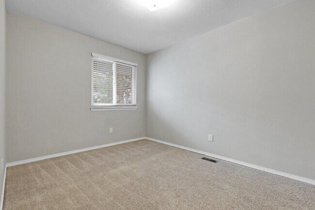 Building Photo - $2,600 - 3 Bed, 1.5 Bath Condo in Aurora w...
