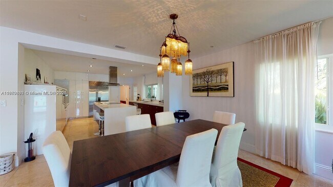 Building Photo - 6015 Pine Tree Dr