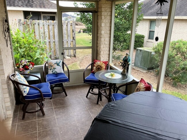 Building Photo - 2 S Bay Hill Dr