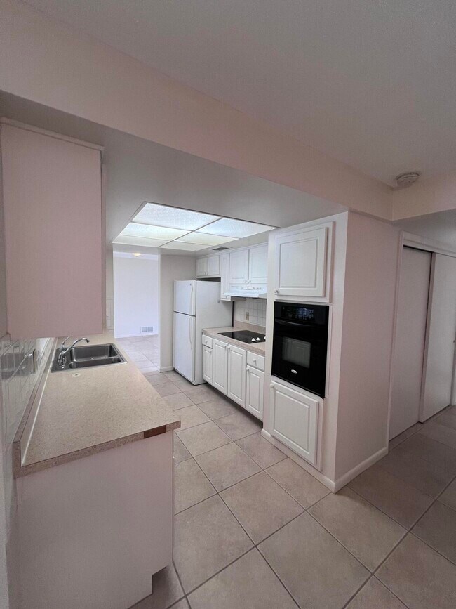 Building Photo - 350 Orion Ct
