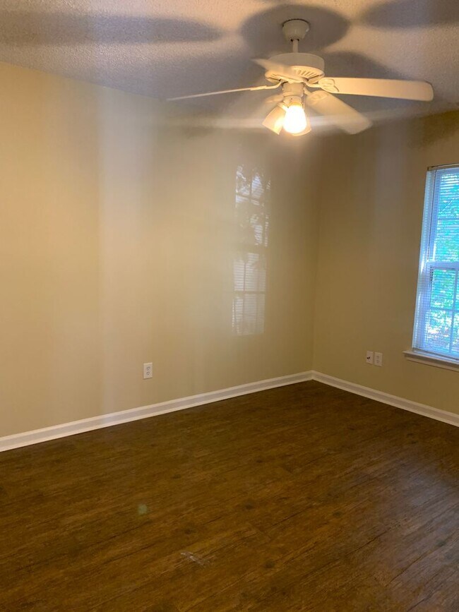 Building Photo - 3 Bedroom 2 Bath One Story House on Charte...