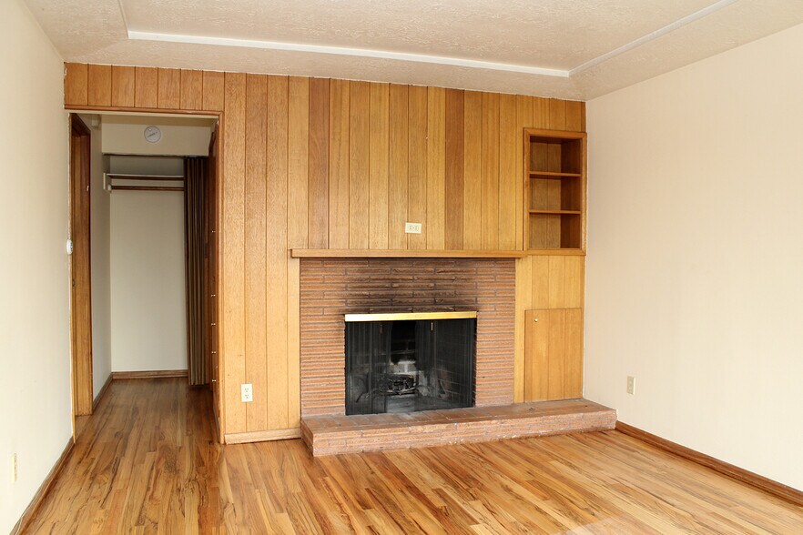 Building Photo - 126-140 NE 59th Avenue