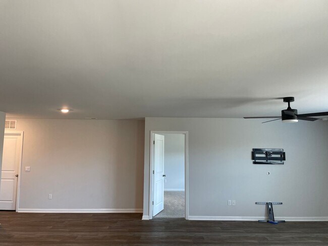 Building Photo - 3 Bedroom 2 Bath Home in Eagle Creek, Bolivia, NC