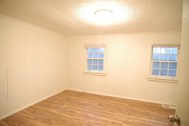 Building Photo - Cottage Style Home Super Close to Downtown!