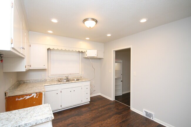 Building Photo - 7620 Charlotte Dr SW