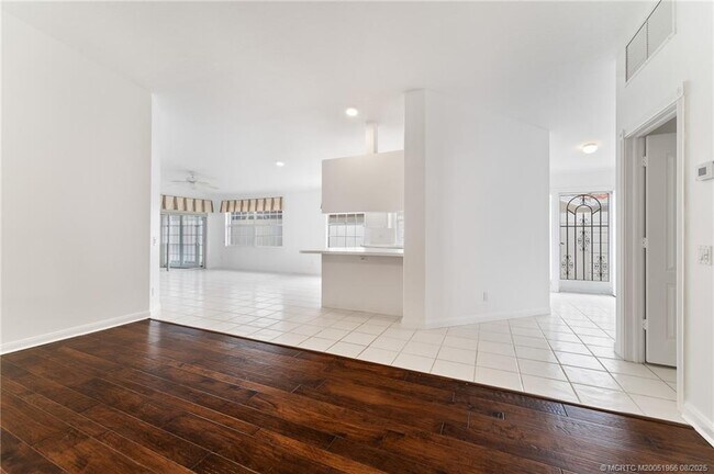 Building Photo - 1607 SW Shady Lake Terrace