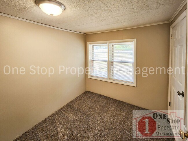 Building Photo - Come See this Charming 2-bedroom, 1-bath H...