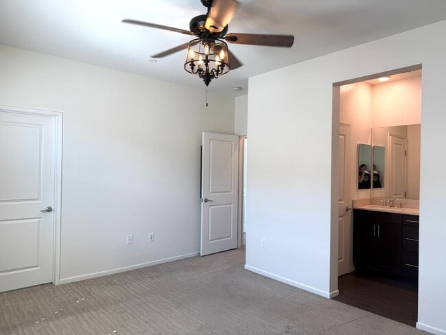 Building Photo - Gorgeous bright 3 bedroom 2.5 bath townhome