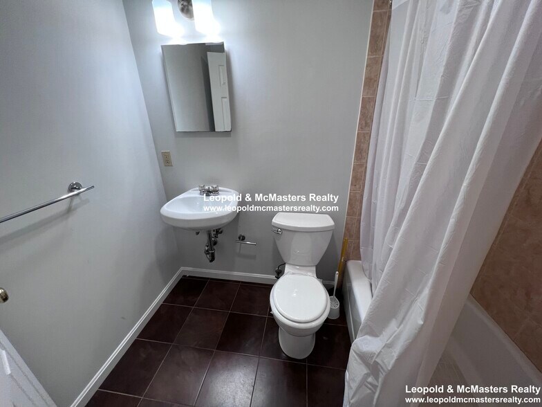 Building Photo - 51 Park Dr