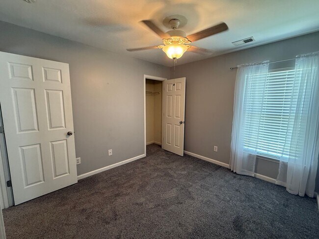 Building Photo - 194 Avonshire Dr