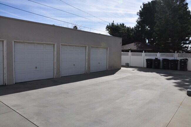 Building Photo - 520 Naranja Dr
