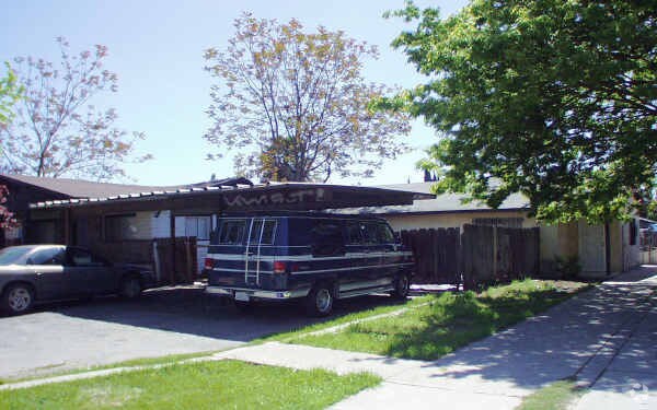 Building Photo - 692 Angelus St
