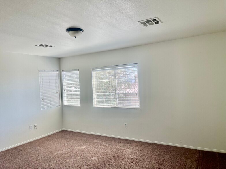Building Photo - 6550 Ditmars St