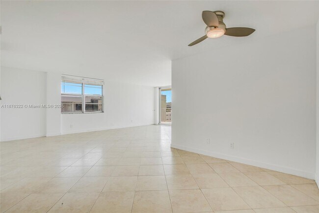 Building Photo - 9500 W Bay Harbor Dr
