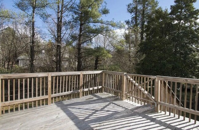 Building Photo - Small Cottage in quiet neighborhood.