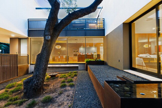 Building Photo - 2210 Westlake Dr