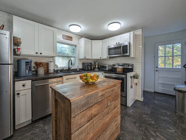 Building Photo - 317 Balsam Dr