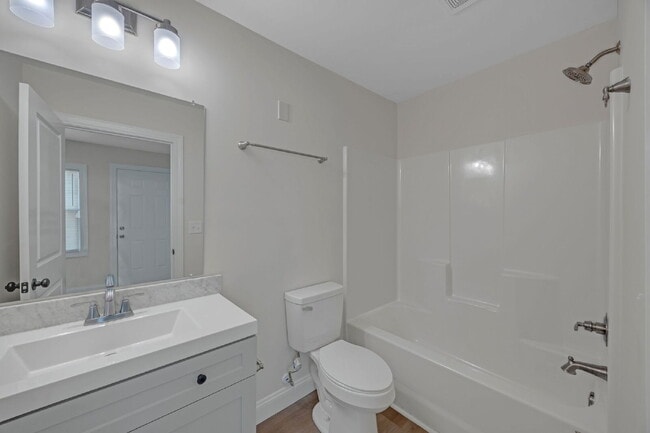 Building Photo - Newly renovated and modernized 1BR, 1BA du...