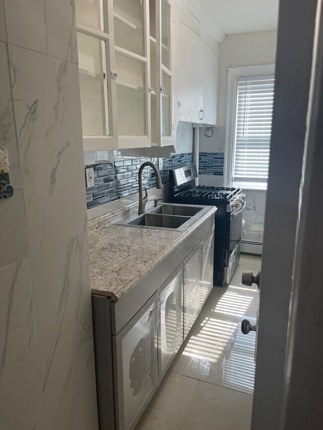 Building Photo - 95 Ring St