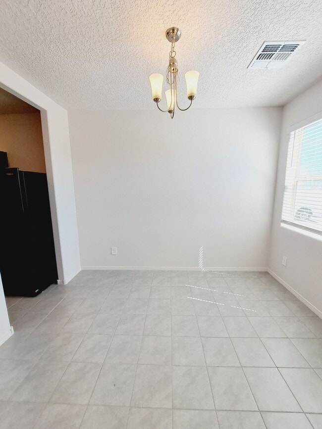 Building Photo - 3 bed 2 bath home in Huning Ranch!