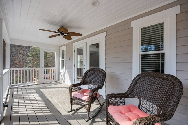 Building Photo - 251 Landwood Ln