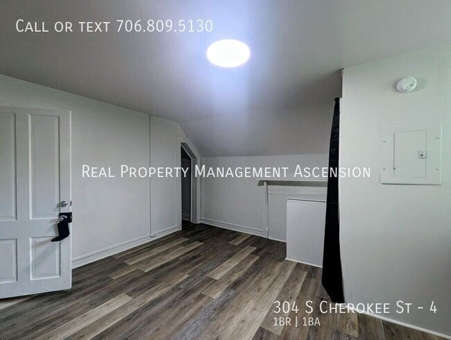 Building Photo - 304 S Cherokee St
