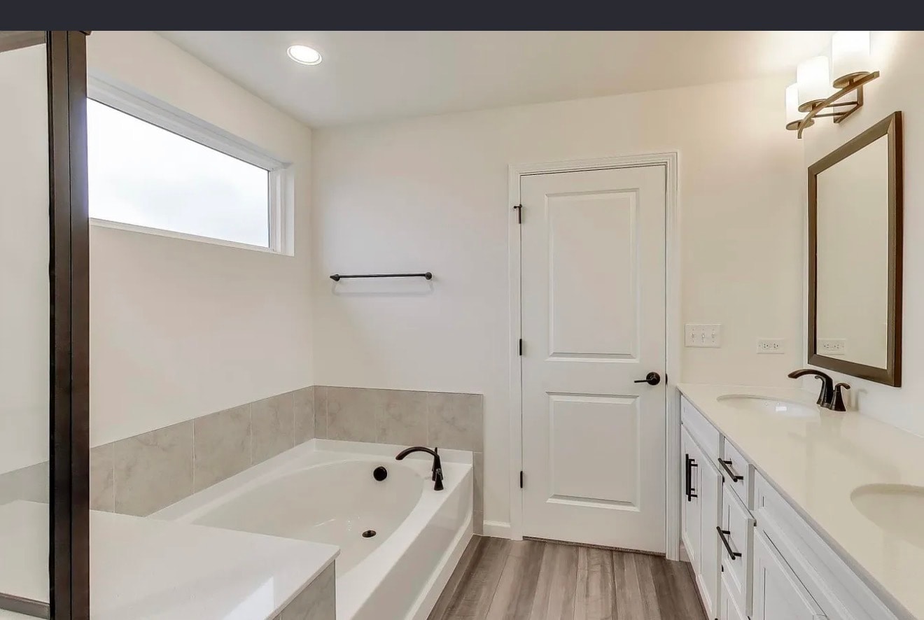 Building Photo - 2240 Bent Grass Way