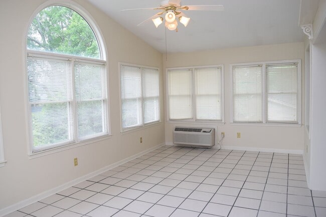 Building Photo - 4 Bed, 3 Bath Well-Located Brick Home in Lake Hickory Country Club For Rent!