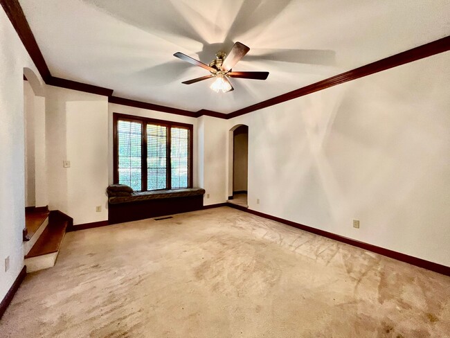 Building Photo - Fabulous 4BR 2.5BA Home on 1.25 Acres