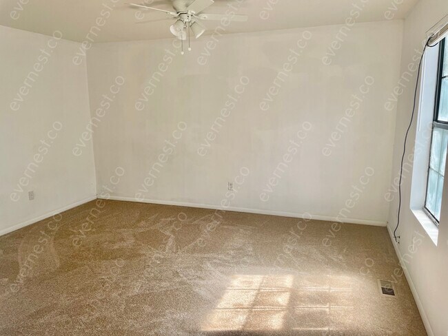 Building Photo - 2 Bed/1.5 Bath Townhome with Spacious Living