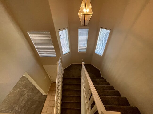 Building Photo - 3 Bedroom 2 1/2 Bathroom w/Den & Loft
