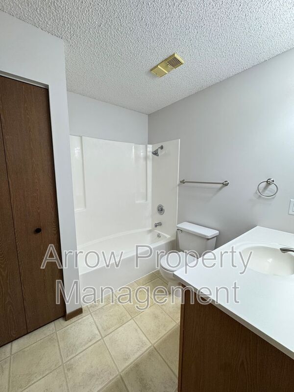 Building Photo - 3405 Holdrege St