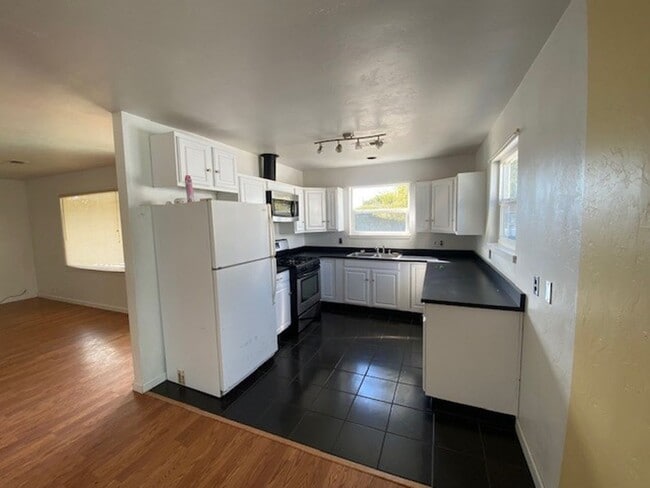 Building Photo - Close to Cal Poly Humboldt, 4/2 house!