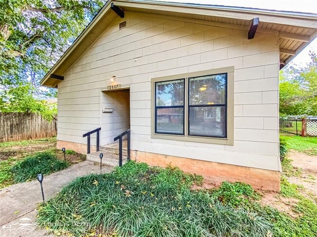 Building Photo - 2807 Russell Ave