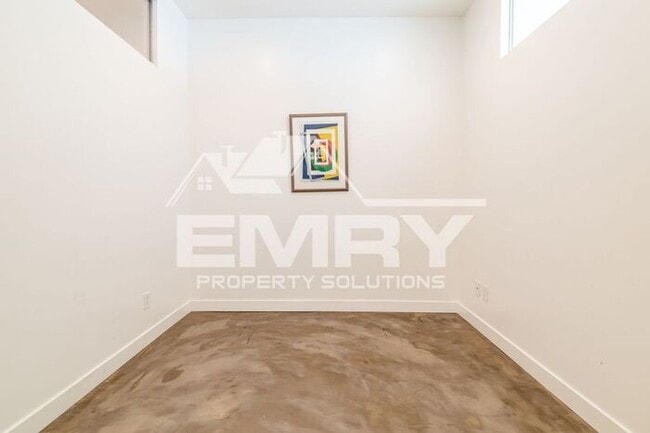 Building Photo - Prime Commercial Office Space Available Beverly Blvd Los Angeles