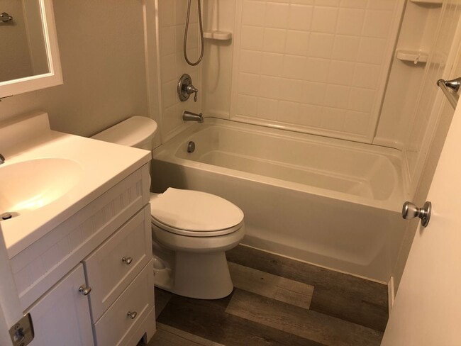 Building Photo - Updated 3 bedroom 1.5 bathroom house in Springfield!