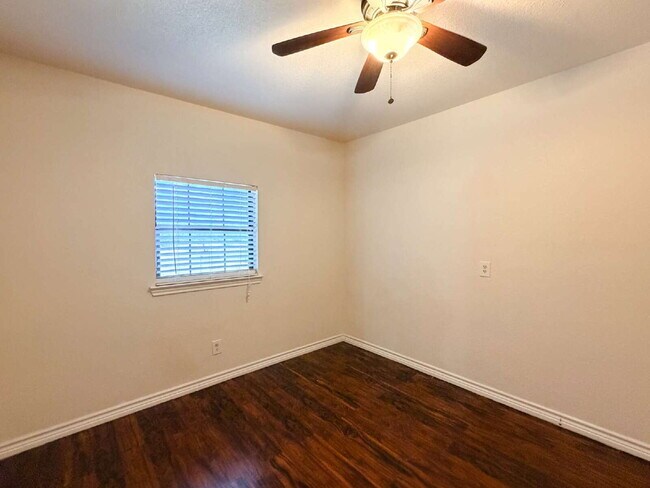 Building Photo - Beautiful 6 bed, 2 bath home in Burleson!