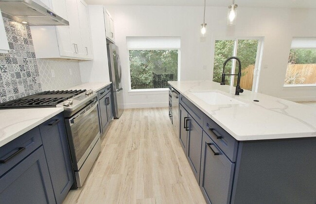 Building Photo - Immaculate Bench Home!