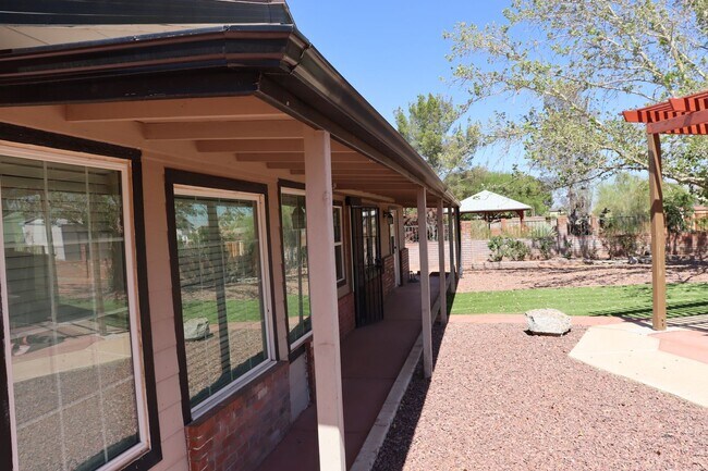 Building Photo - Large Home