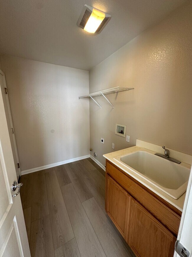 Building Photo - Gorgeous 6 Bedroom, 3 Bath Antioch Home