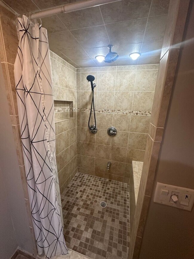 Building Photo - Beautifully Preserved 4 Bed | 2 Bath House in Saint Paul